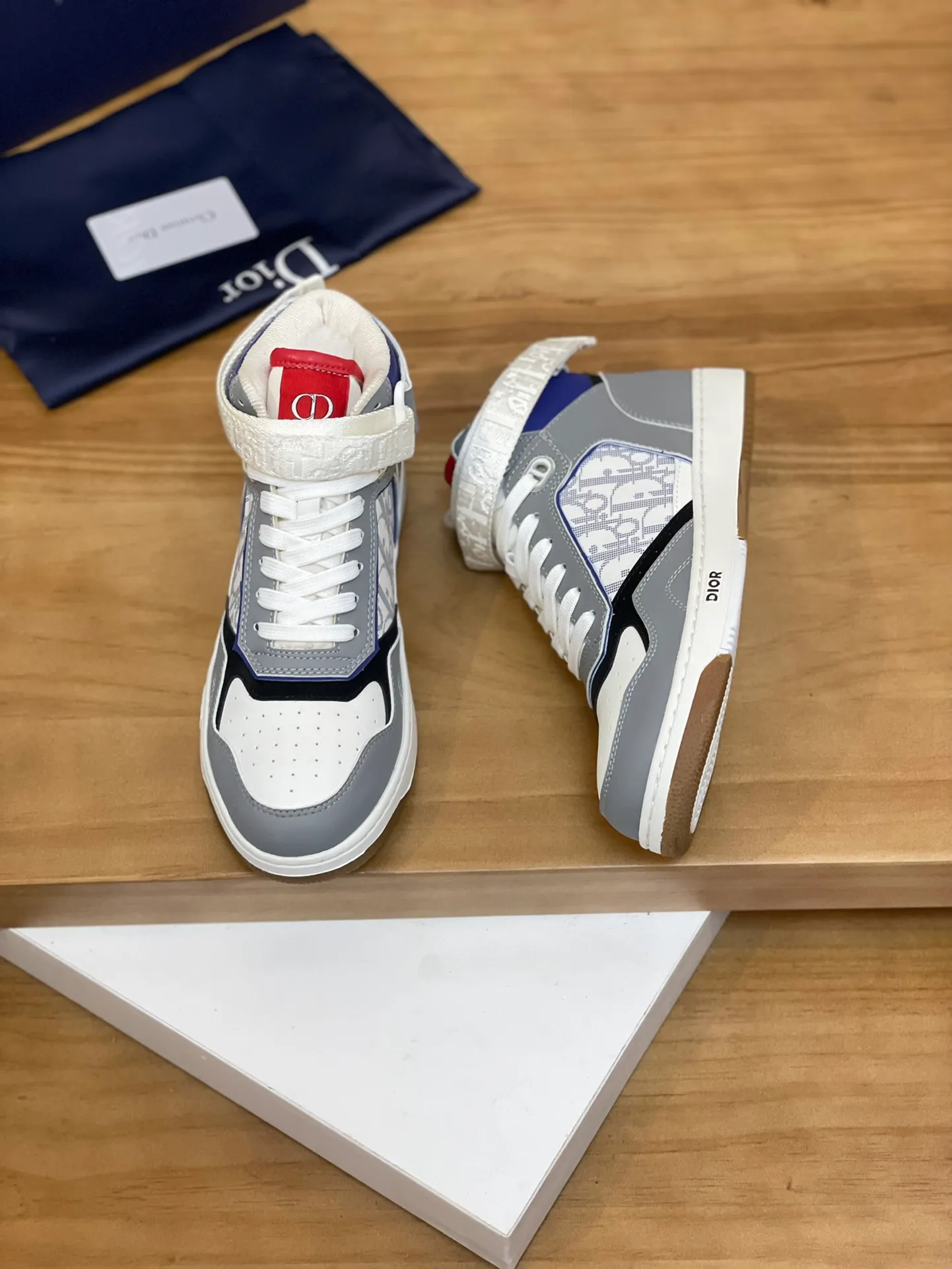 Men's shoes: 💰P460¥ Product trademark: Dior* "Dior*" high-top casual shoes Regular size: 38-44 (can be customized to 45.46) Product materials: Upper imported cowhide stitched with original fabric, breathable lining, original outsole. Number: 1006